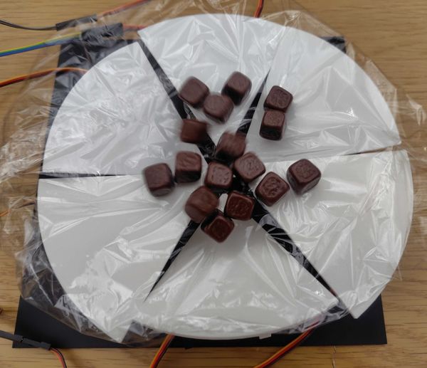 形状変化する食器型インタフェースによる食事体験の拡張 のサムネイル