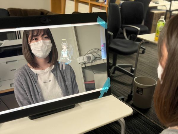 裸眼立体視スマートミラーによる肩乗りキャラクタシステム のサムネイル