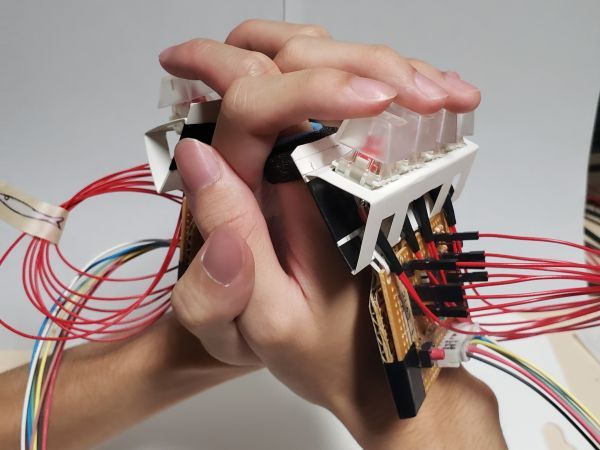 MerikenTap: 手の甲に装着するキーボードによる指組み姿勢での文字入力手法の提案 のサムネイル